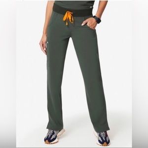 FIGS Kade Cargo Pants in MOSS 💚